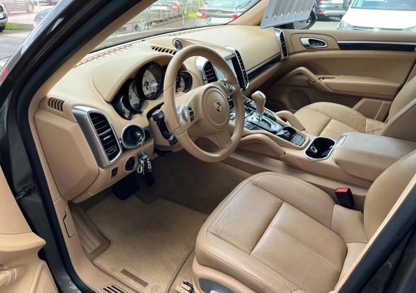 Porsche Cayenne cena 99500 przebieg: 218000, rok produkcji 2013 z Opatów małe 326